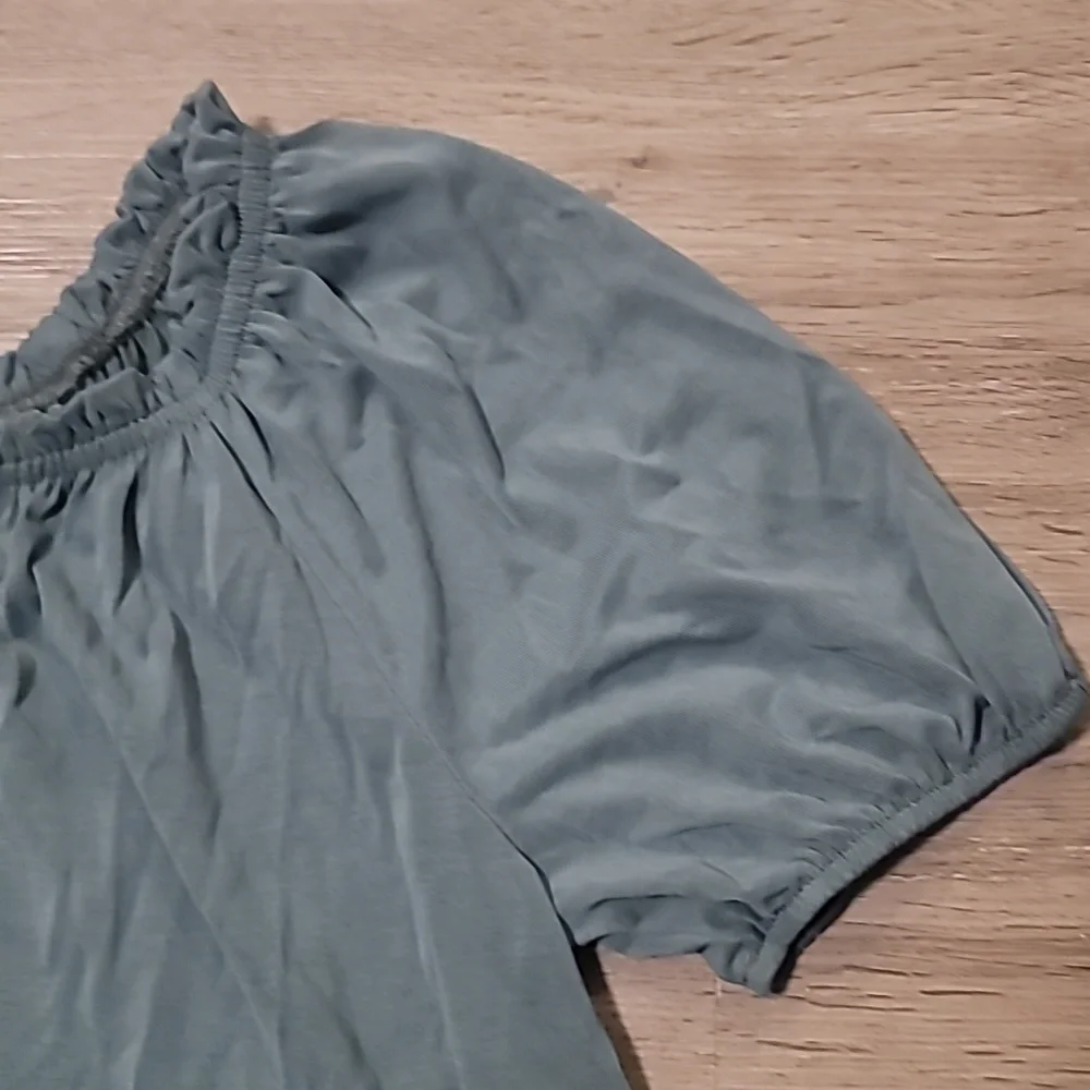Green Envelop Los Angeles Green Puff Sleeve Top - Picture 3 of 6